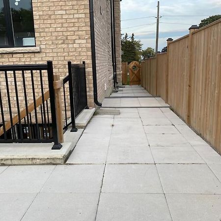 Beautiful Walk Out Basement Apartment In Pickering Near Beach 외부 사진