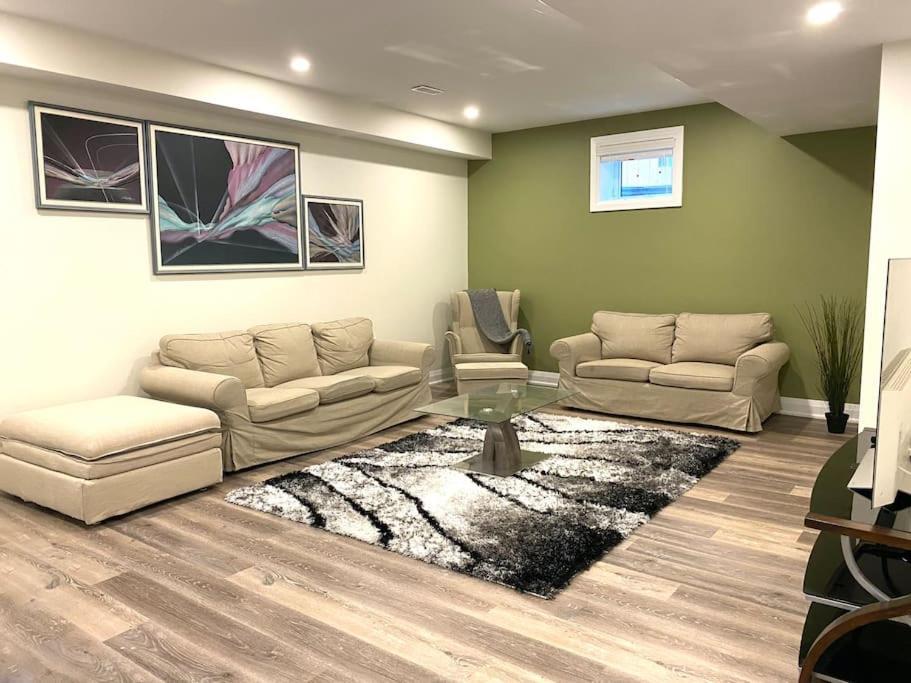 Beautiful Walk Out Basement Apartment In Pickering Near Beach 외부 사진