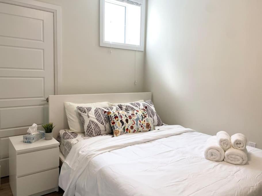Beautiful Walk Out Basement Apartment In Pickering Near Beach 외부 사진
