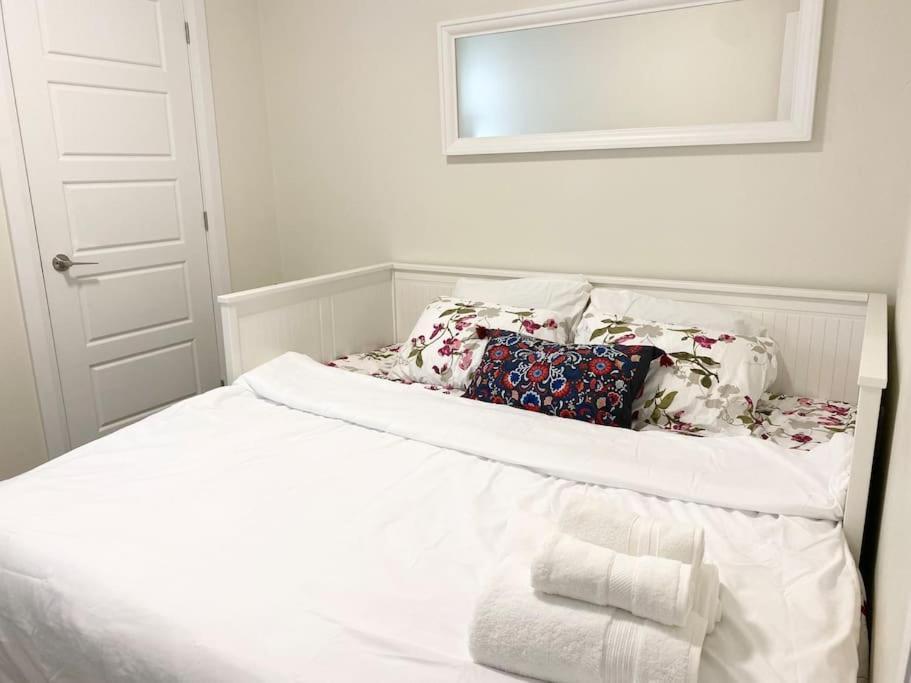 Beautiful Walk Out Basement Apartment In Pickering Near Beach 외부 사진