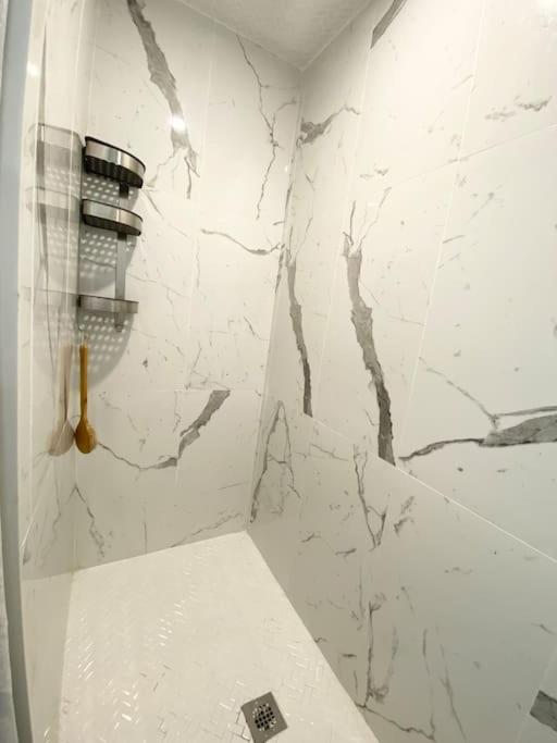 Beautiful Walk Out Basement Apartment In Pickering Near Beach 외부 사진