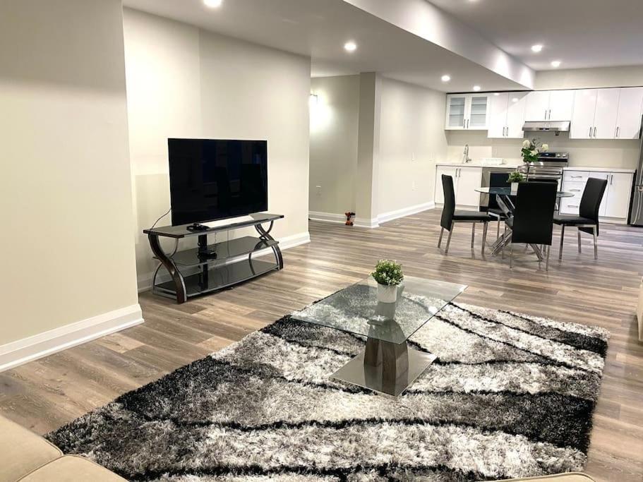 Beautiful Walk Out Basement Apartment In Pickering Near Beach 외부 사진