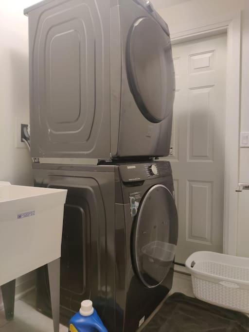 Beautiful Walk Out Basement Apartment In Pickering Near Beach 외부 사진