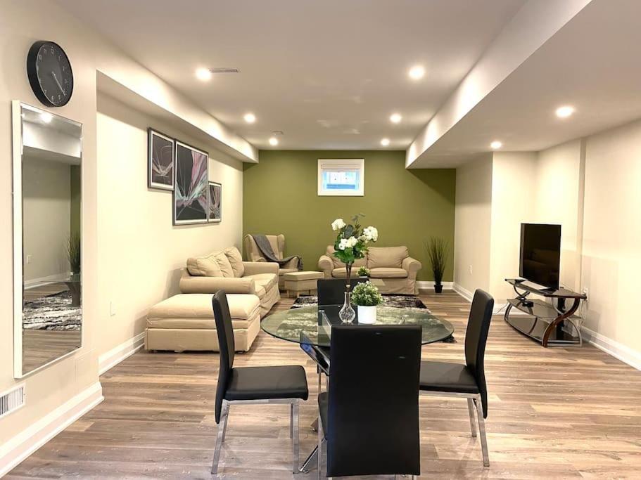 Beautiful Walk Out Basement Apartment In Pickering Near Beach 외부 사진