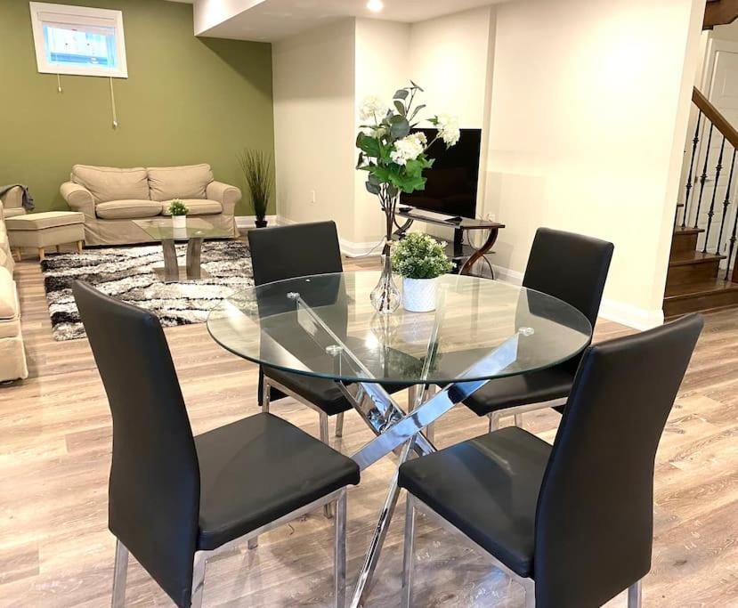 Beautiful Walk Out Basement Apartment In Pickering Near Beach 외부 사진