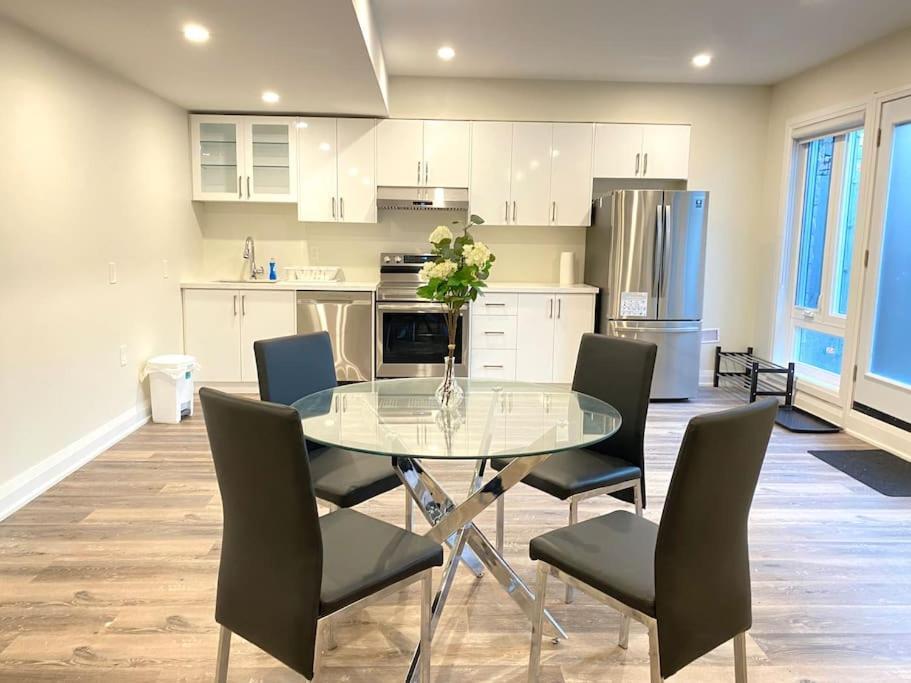 Beautiful Walk Out Basement Apartment In Pickering Near Beach 외부 사진