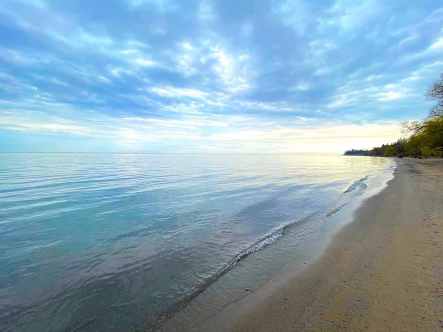 Beautiful Walk Out Basement Apartment In Pickering Near Beach 외부 사진