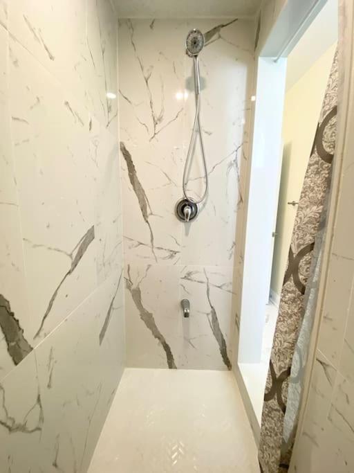 Beautiful Walk Out Basement Apartment In Pickering Near Beach 외부 사진