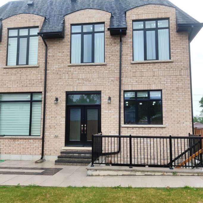 Beautiful Walk Out Basement Apartment In Pickering Near Beach 외부 사진