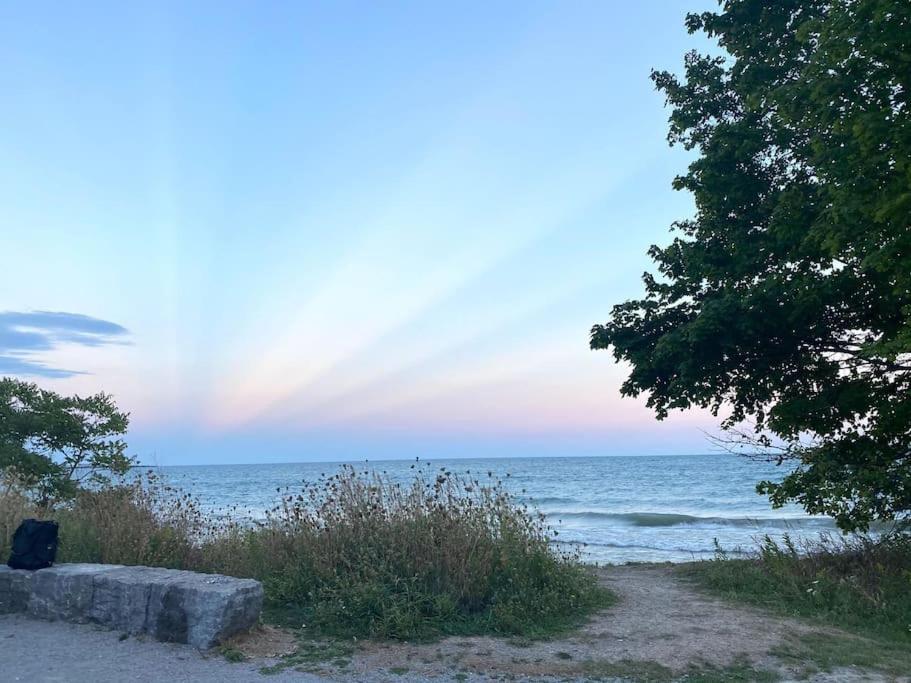 Beautiful Walk Out Basement Apartment In Pickering Near Beach 외부 사진