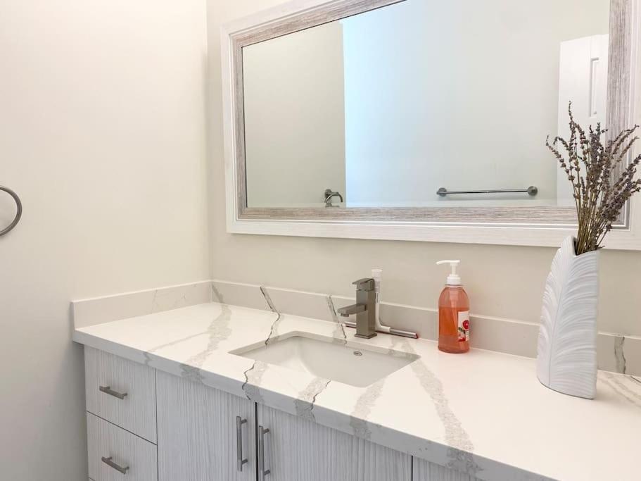 Beautiful Walk Out Basement Apartment In Pickering Near Beach 외부 사진