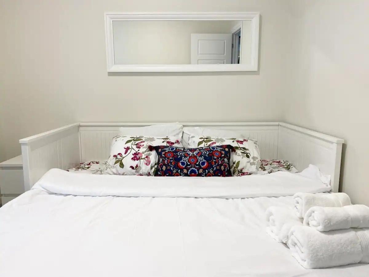 Beautiful Walk Out Basement Apartment In Pickering Near Beach 외부 사진